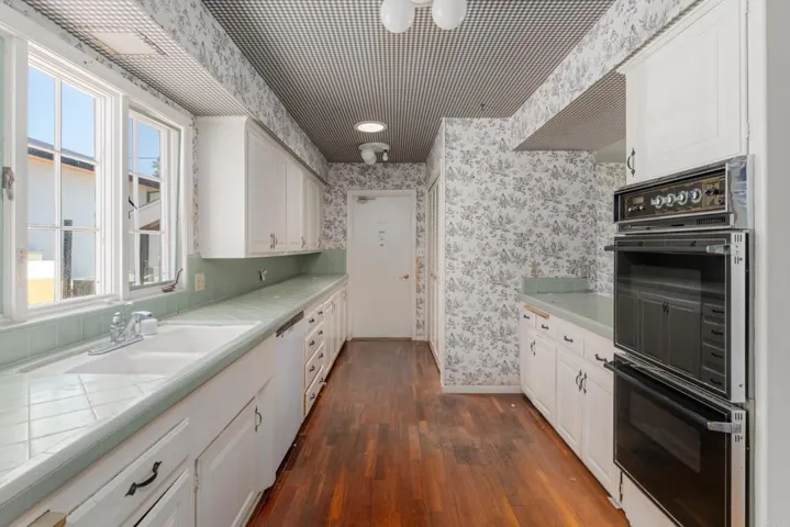 6530 Manana Place, La Jolla, California 92037