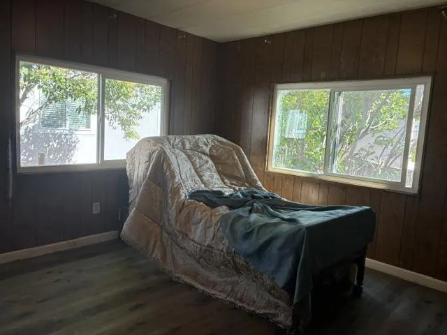 Natural Lighting in Bedroom with Views of Lemon Tree!!