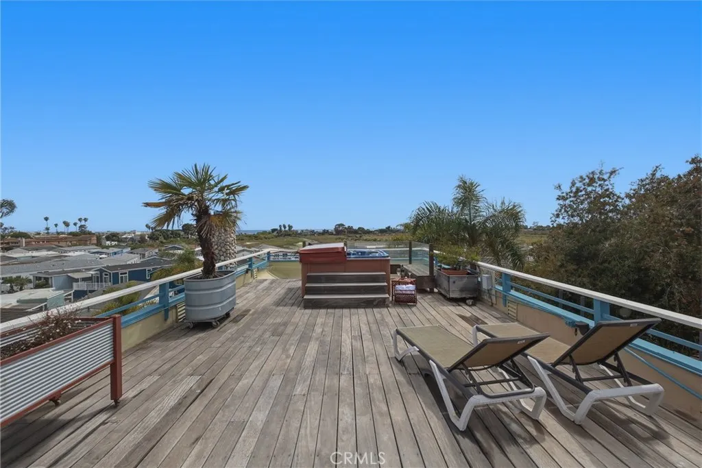 Rooftop Deck with Spa.