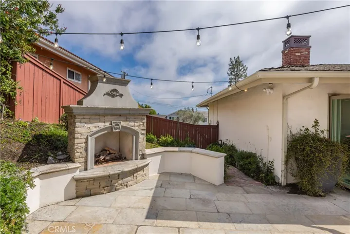 Outdoor fireplace