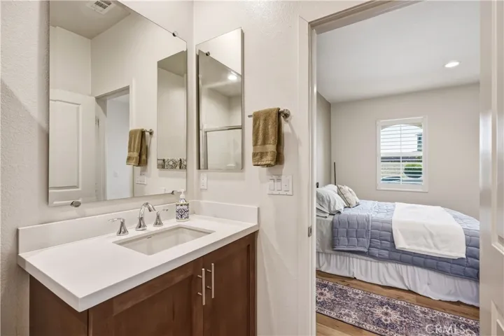 Downstairs en-suite bedroom with walk in closet