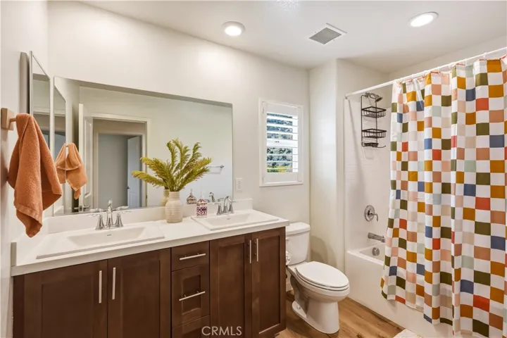 upstairs full bathroom