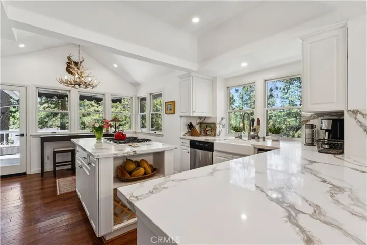304 Lake Knoll Drive, Lake Arrowhead, California 92352