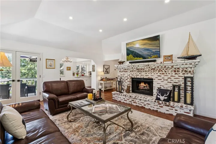 304 Lake Knoll Drive, Lake Arrowhead, California 92352
