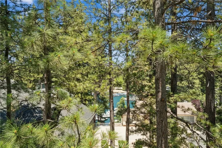 304 Lake Knoll Drive, Lake Arrowhead, California 92352