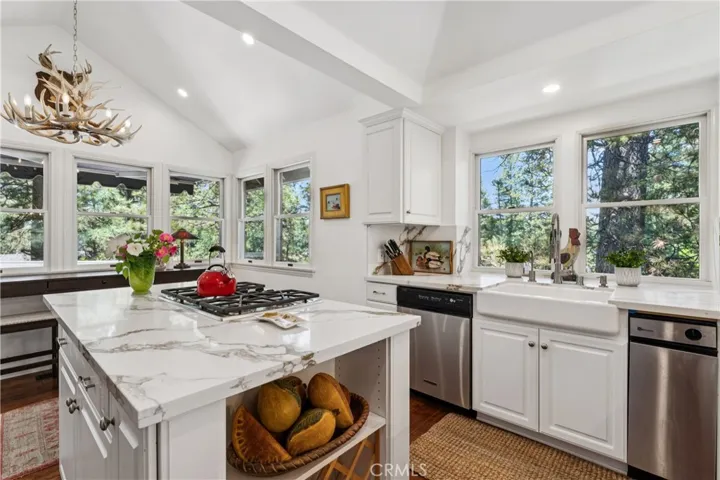 304 Lake Knoll Drive, Lake Arrowhead, California 92352