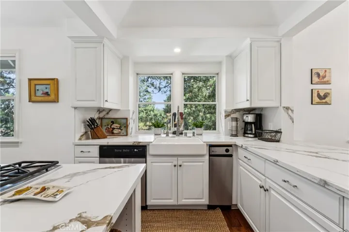 304 Lake Knoll Drive, Lake Arrowhead, California 92352