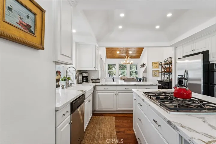 304 Lake Knoll Drive, Lake Arrowhead, California 92352