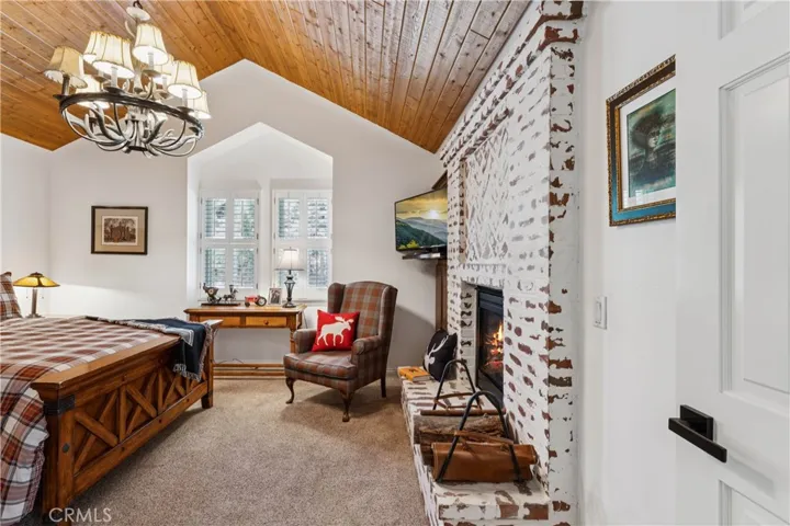 304 Lake Knoll Drive, Lake Arrowhead, California 92352