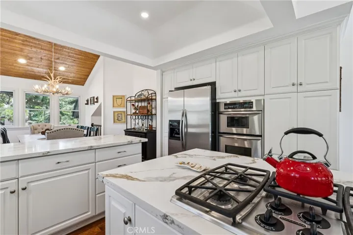304 Lake Knoll Drive, Lake Arrowhead, California 92352