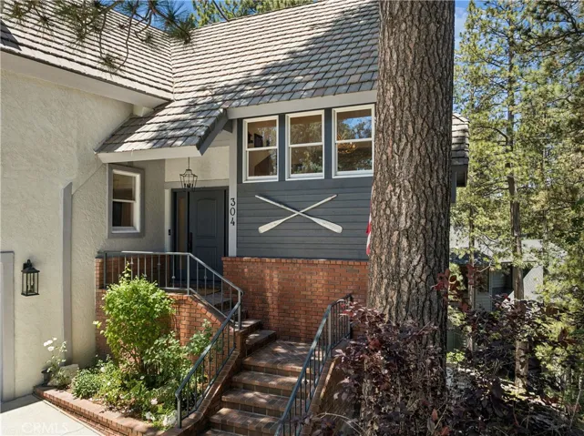 304 Lake Knoll Drive, Lake Arrowhead, California 92352
