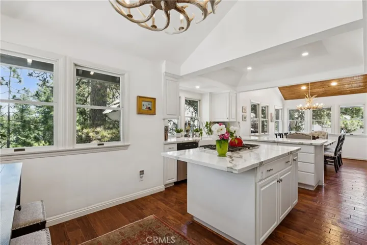 304 Lake Knoll Drive, Lake Arrowhead, California 92352