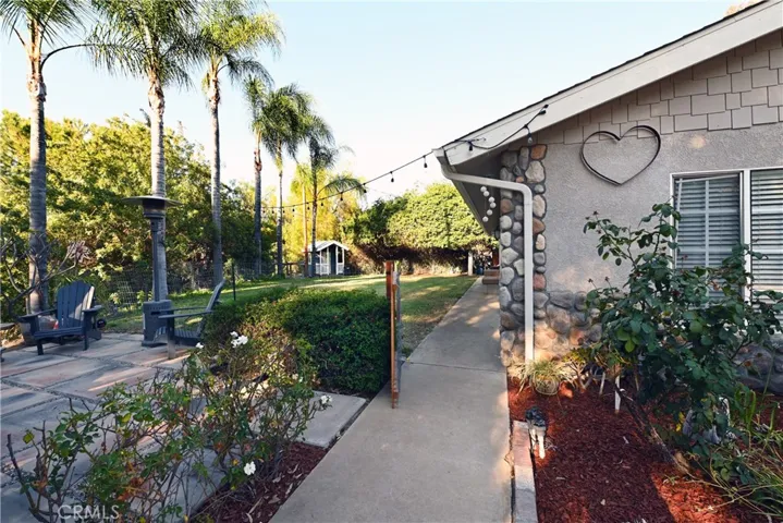 Entry to side yard from front