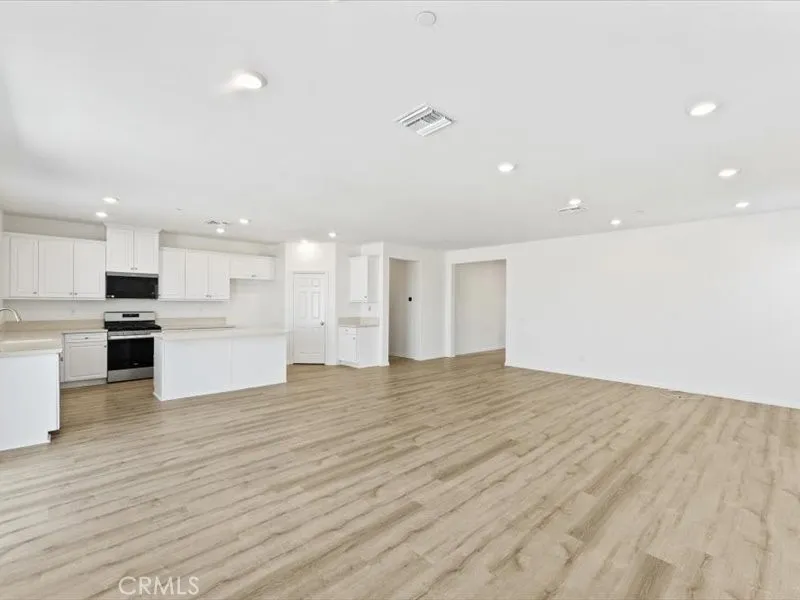 LARGE FAMILY ROOM LARGE FAMILY ROOM
