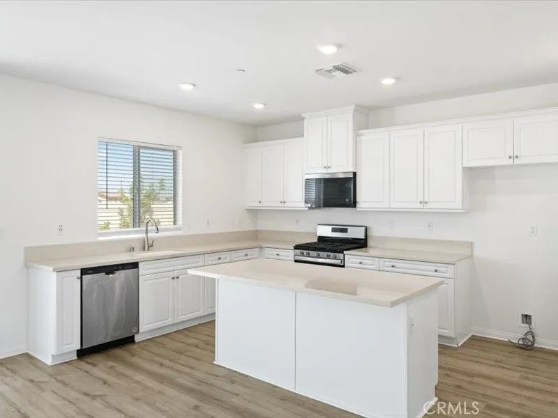 KITCHEN ISLAND/ COUNTERS KITCHEN ISLAND/ COUNTERS