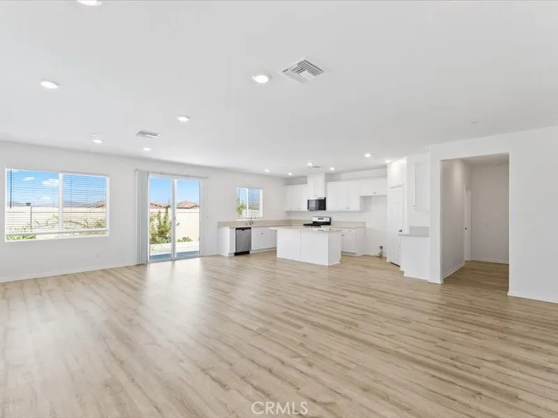 LIVING/DINING/
KITCHEN AREA LIVING/DINING/
KITCHEN AREA