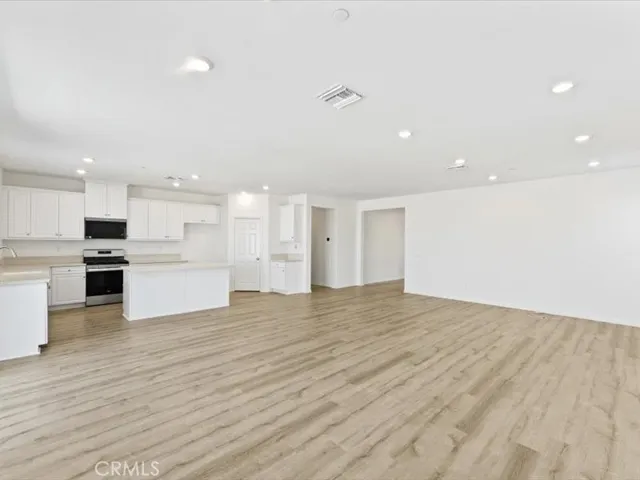LARGE FAMILY ROOM