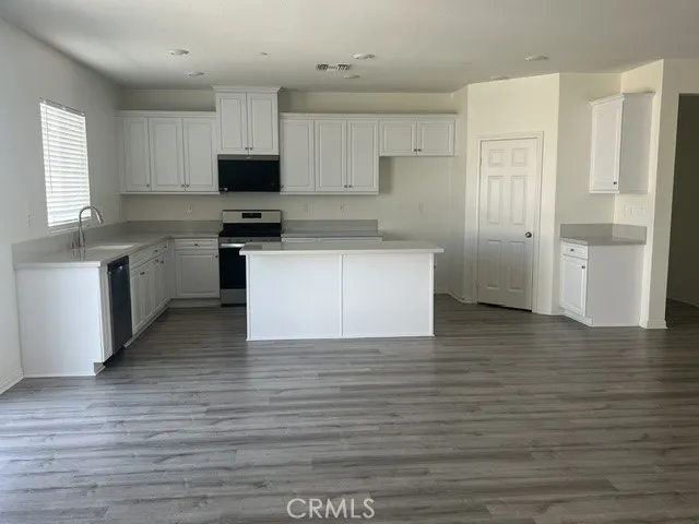 KITCHEN W/ ISLAND