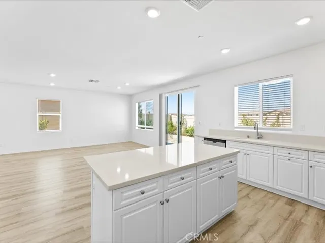 CENTER ISLAND WITH QUARTZ COUNTERS