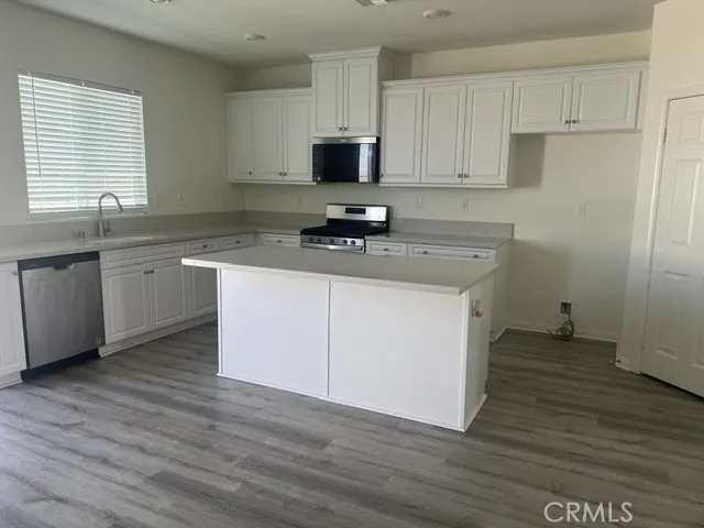 KITCHEN ISLAND CAN HAVE BAR STOOLS