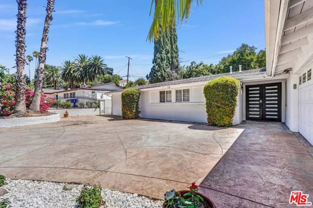 20746 Clarendon Street, Woodland Hills, California 91367 — photo 4
