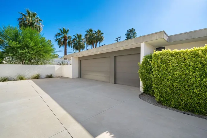 Garage Behind rivate Gates