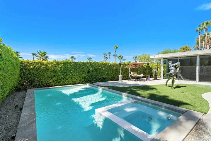Private Hedged Front Yard