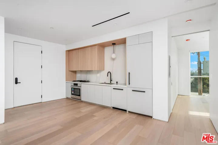 1136 N La Cienega Boulevard 305, West Hollywood, California 90069