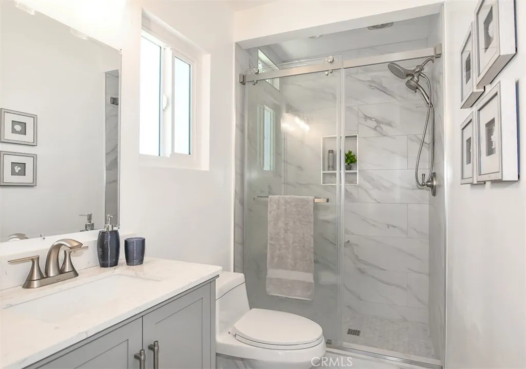 2nd primary en-suite bathroom (downstairs)