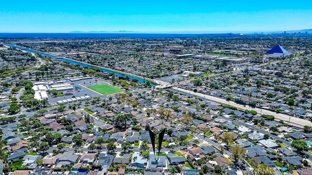 minutes to the beach and CSULB