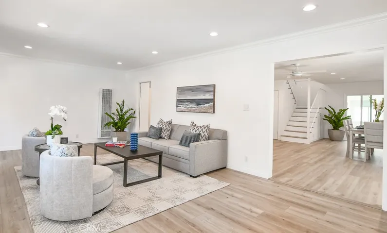 Kitchen and dining room to the right of the picture