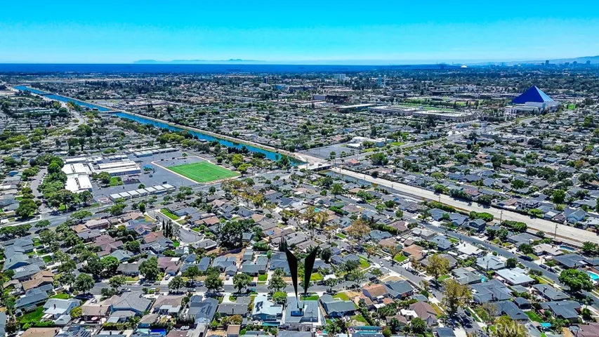 minutes to the beach and CSULB