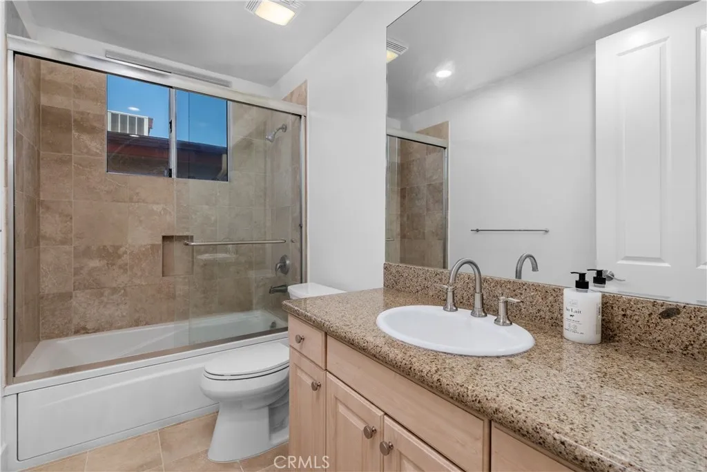 Upstairs full bathroom