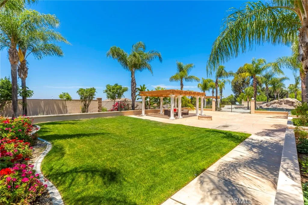 Spacious backyard with plenty of space for party or gathering