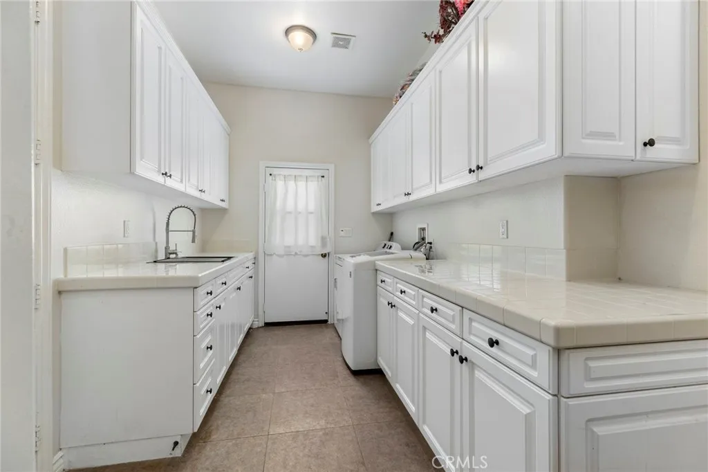 Spacious laundry room with lots of storage space