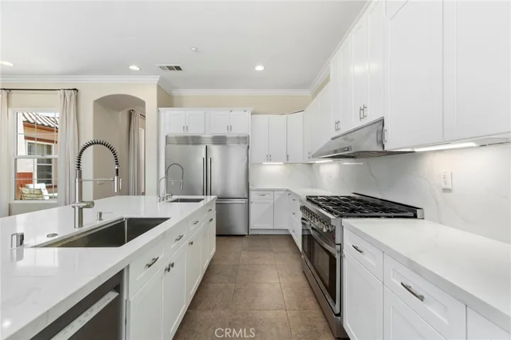 Brand new kitchen with upgraded appliances