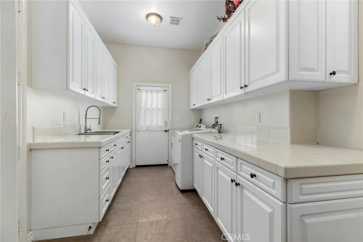 Spacious laundry room with lots of storage space