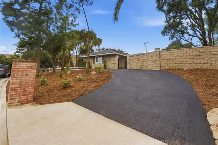 CIRCULAR DRIVEWAY ENTRANCE