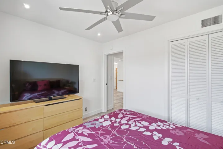 26_bedroom