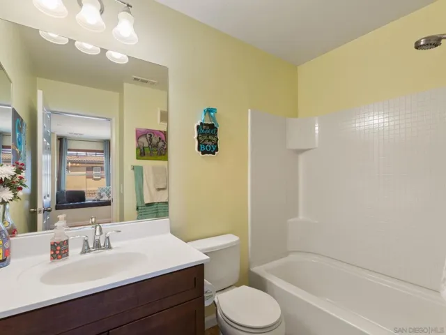 3rd floor secondary ensuite full bath