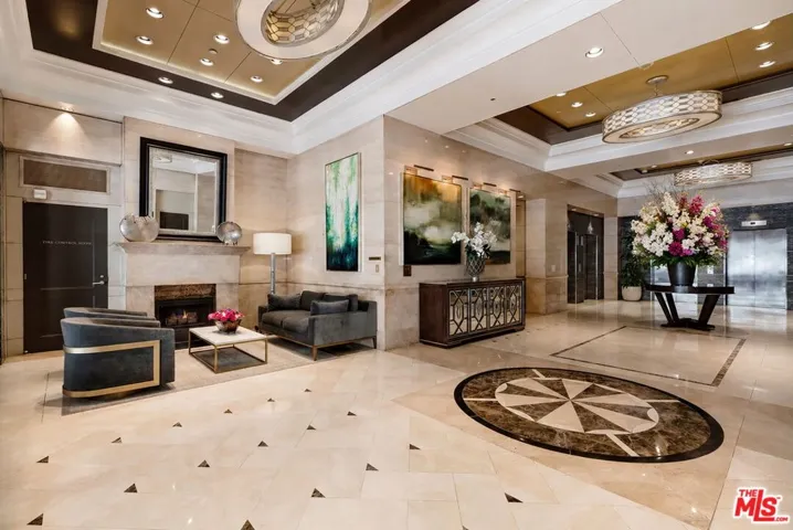 Lobby Entrance & Lounge