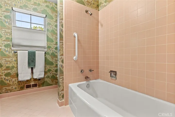 Guest bathroom.