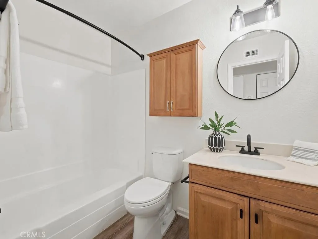 Upstairs full bathroom.