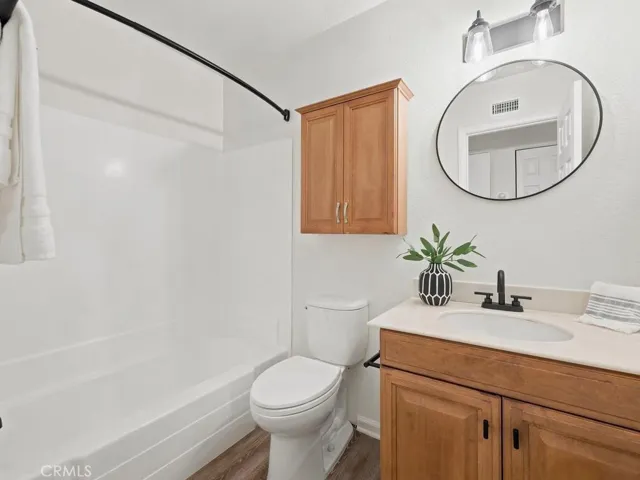 Upstairs full bathroom.