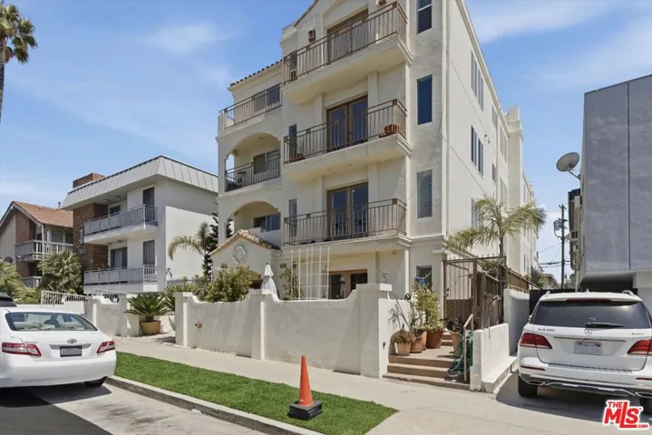 11838 Kiowa Avenue 203, Los Angeles, California 90049