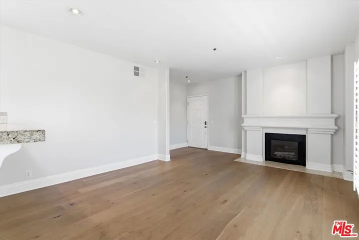 11838 Kiowa Avenue 203, Los Angeles, California 90049