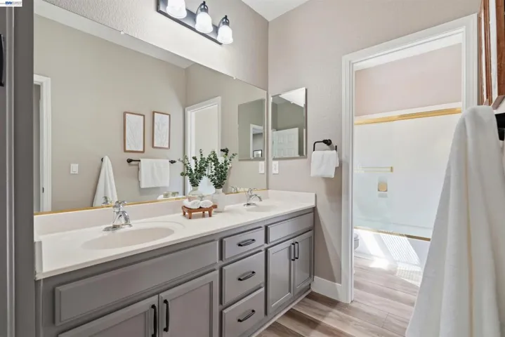 Upstairs full bath 3