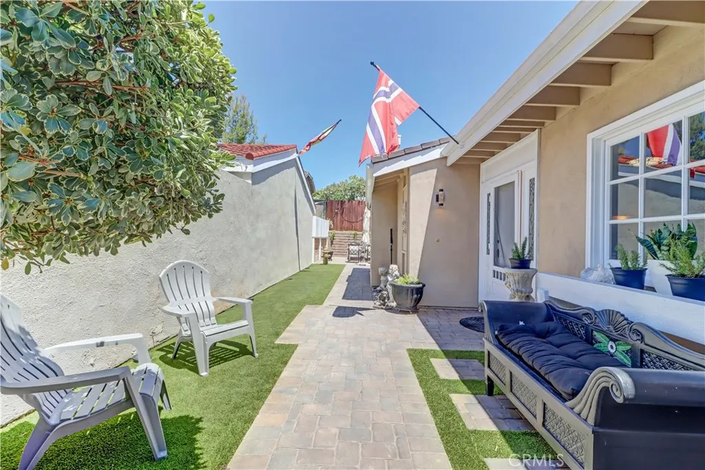 Entrance to front door after going in the front gate- Secure and private