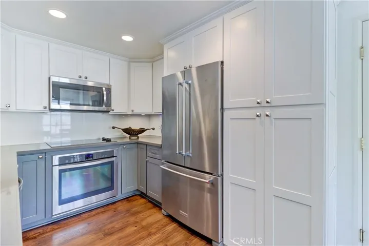 Kitchen refrigerator stays with home
