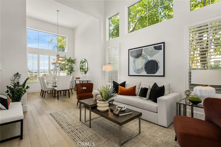 25 La Perla, Lake Forest, California 92610
